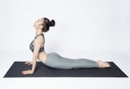 Cách trị bệnh đau bụng kinh bằng bài tập yoga tư thế rắn hổ mang